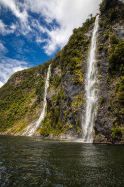 New Zeland Kuzey ve Güney Adalarını Vurguluyor, Milford Sound