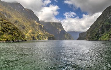 New Zeland Kuzey ve Güney Adalarını Vurguluyor, Milford Sound