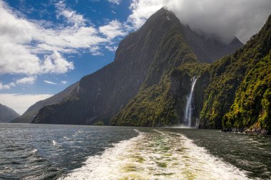 New Zeland Kuzey ve Güney Adalarını Vurguluyor, Milford Sound