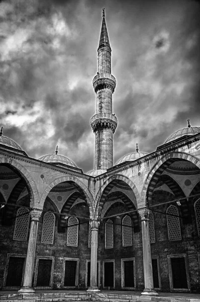 Azul Masjid Patio Minarete Vista —  Fotos de Stock