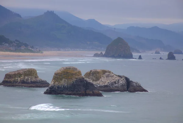 Saman Yığını Kaya Oregon Kıyı Hattı — Stok fotoğraf