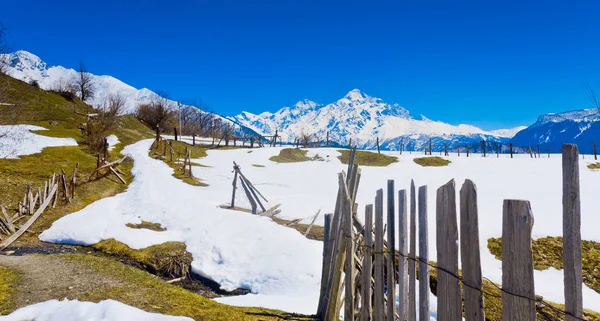 Caminata a los lagos Koruldi y vista de la montaña Tetnuldi, Upper S — Foto de Stock