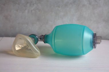 Beyaz bir masada bir Ambu çantası var. Tıbbi bağlantıları