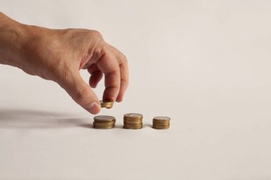 Sarı madeni paralar masanın üstünde. Bir kaç kuruş kaldırdım.