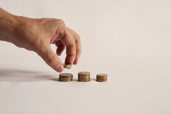 Sarı madeni paralar masanın üstünde. Bir kaç kuruş kaldırdım.