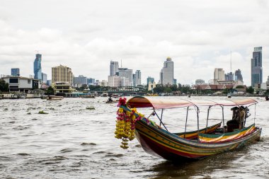 Nehir chao Phraya teknede uzun kuyruk