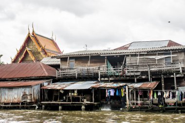 Klong yoksul insanların nehir chao Phraya Bangkok