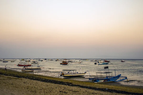 Bali Indonésie lodě přístav na západ slunce nad pláží Sanur — Stock fotografie