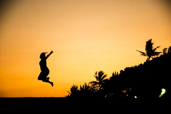 Bali chica saltando silueta Sanur Playa puesta de sol — Foto de Stock