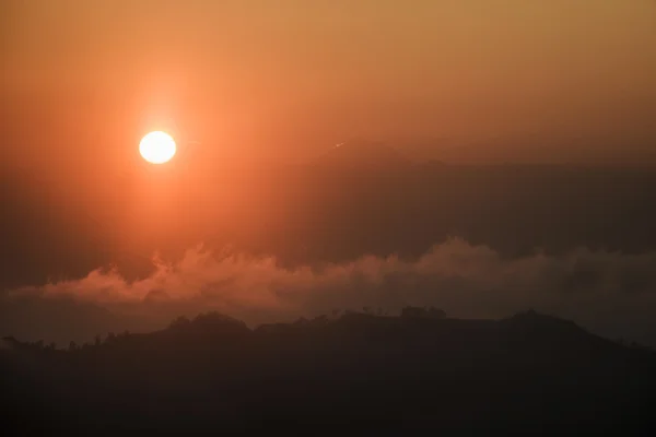 Μπαλί λίμνη Batur ηλιοβασίλεμα προβολή ηφαίστειο Gunung Agung 4 — Φωτογραφία Αρχείου