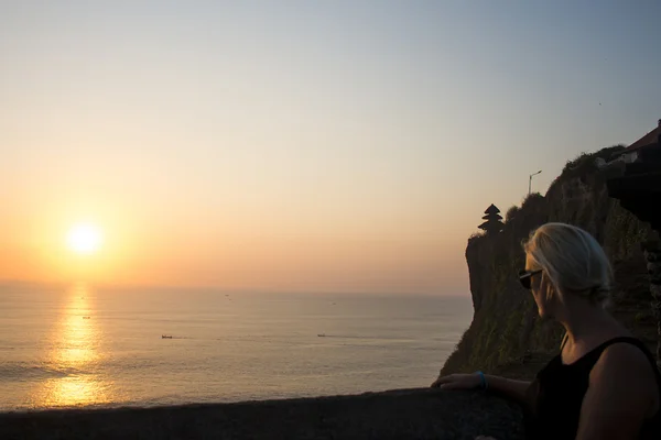 Bali santo templo de Uluwatu costa océano puesta del sol 5 — Foto de Stock