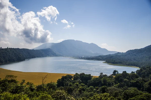 Bali-Indonésie pěší turistika jezero Tamblingan — Stock fotografie