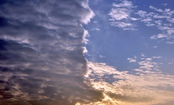 雲は空夕日カラフルな光暗い 3 分割 — ストック写真