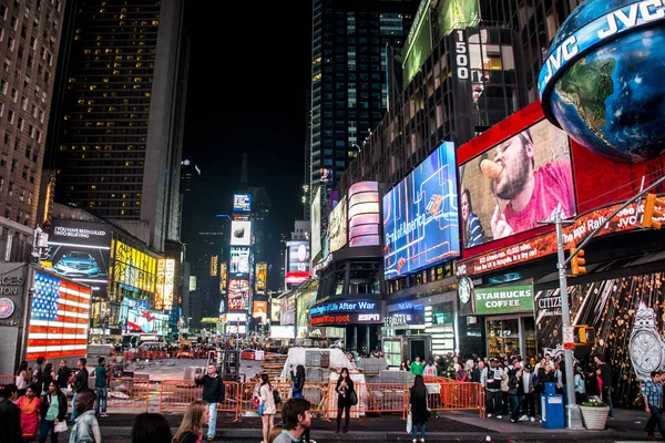 Таймс-сквер в ночном Нью-Йорке — стоковое фото