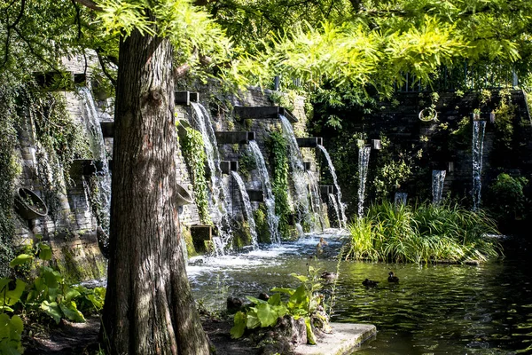 Hamburger Stadtpark Grüner Brunnen Wasserfall — Stockfoto