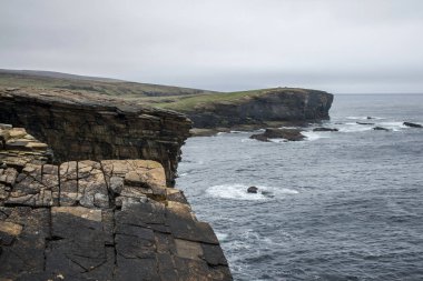 Orkney kıyı şeridi ve Yesnaby kayalıklarla