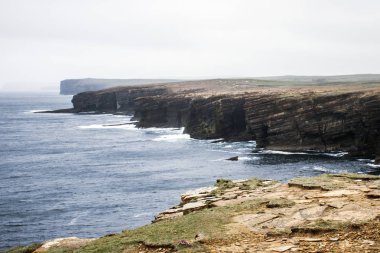 Orkney kıyı şeridi ve Yesnaby kayalıklarla