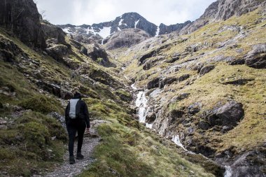 Glen Coe Highland scotland kız doğa yokuş yukarı şelale panorama görünüm 3 hiking