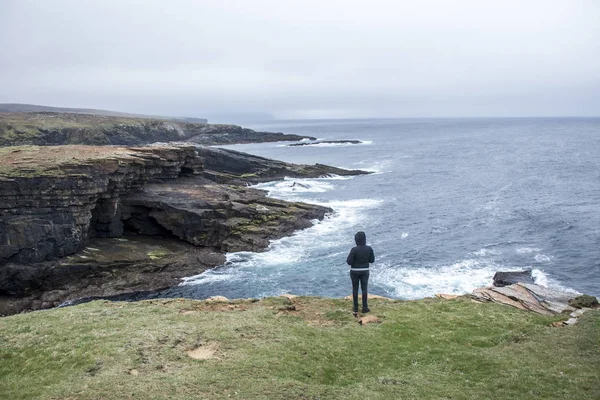 Kız Orkney kıyı şeridi Yesnaby cliff manzara 2