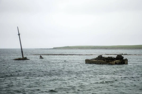 Orkneje ostrov Skotsko scapa zálivu potopené lodi rezavý vrak — Stock fotografie