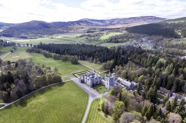 İskoçya castle ve orman manzara — Stok fotoğraf