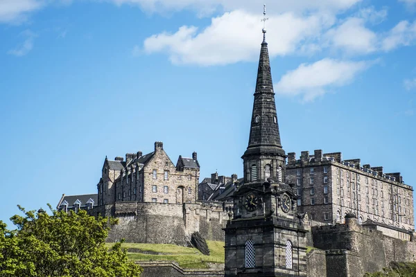 Edimburgo città storico Castello Rock soleggiato Giorno Chiesa Torre — Foto Stock
