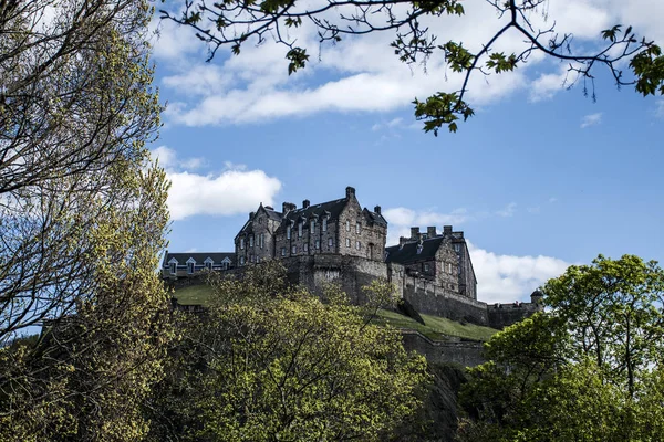 Edimburgo città storico Castello Roccia soleggiata Giornata tra gli alberi — Foto Stock