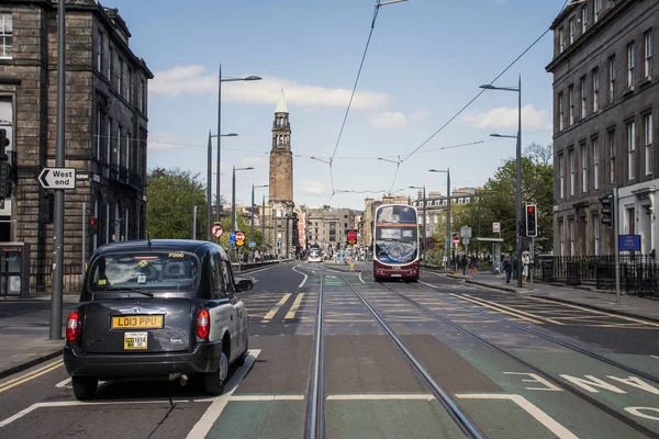 Escócia Reino Unido Edimburgo 14.05.2016 - Vida diária e negócios de táxi nas ruas — Fotografia de Stock