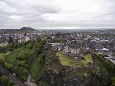 Edinburgh şehir tarihi Castle Rock bulutlu gün hava üzerinde ateş