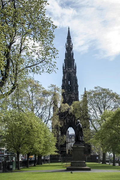 Edimburgo cidade histórica Scott Monumento dia ensolarado — Fotografia de Stock