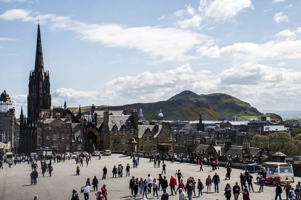 Scotland United Kingdom Edinburgh 14.0 5.2016 - Castle rock place people enjoying sunny day — Stock Photo, Image
