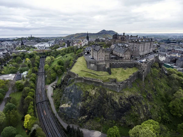 Edinburgh city historic Castle on Rock cloudy Day Aerial shot 5 — Stock Photo, Image