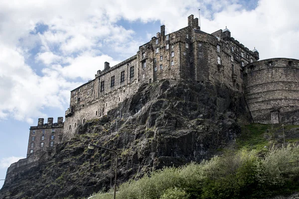 Edimburgo città storico Castello Roccia soleggiato Giorno backside shot — Foto Stock