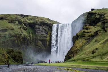 Skogafoss şelale yürüyen turist