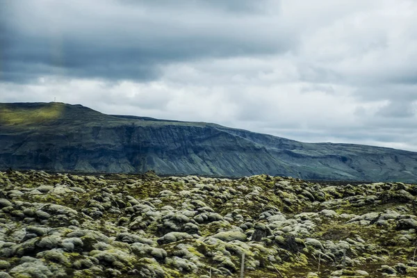 Paisagem Épica Islândia rochas verdes surreais — Fotografia de Stock