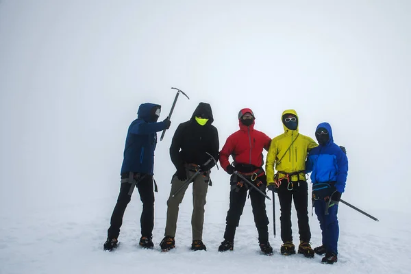 그룹 하이킹 빙하 Hvannadalshnukur 정상 아이슬란드 산 풍경 Vatnajokull 공원 안개 2 — 스톡 사진