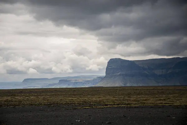 Эпический ландшафт в Исландии с зеленой травой и горными скалами — стоковое фото