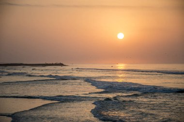 Günbatımı ve plaj, dalgalar