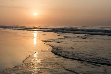 Plaj Salalah Umman 12 muhteşem günbatımı kırmızı dalgaları