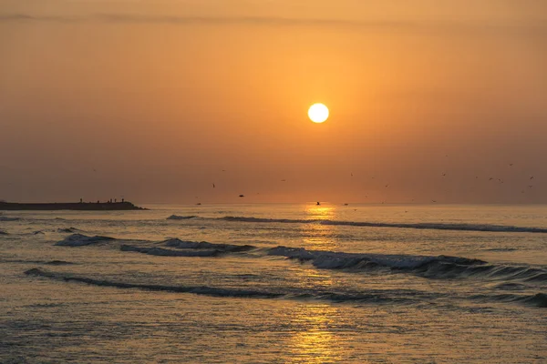 Úžasný západ slunce červené vlny na pláži Salalah Omán 7 — Stock fotografie