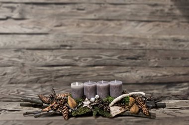 Merry Christmas dekorasyon advent yanan gri muma bulanık arka plan metin alanı 1 mesaj