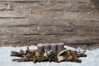 Merry Christmas dekorasyon advent yanan gri muma bulanık arka plan kar metin alanı 1 mesaj