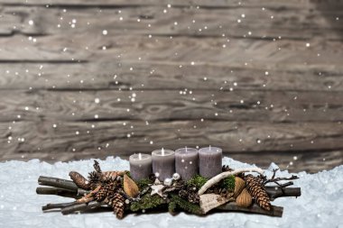 Merry Christmas dekorasyon advent yanan gri muma bulanık arka plan kar metin alanı 2 mesaj