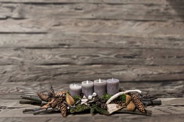 Merry Christmas dekorasyon advent yanan gri muma bulanık arka plan metin alanı 3 mesaj