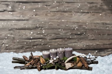 Merry Christmas dekorasyon advent yanan gri muma bulanık arka plan kar metin alanı 3 mesaj