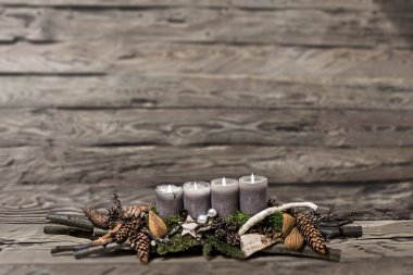 Merry Christmas dekorasyon advent yanan gri muma bulanık arka plan metin alanı 4 mesaj