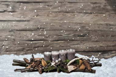 Merry Christmas dekorasyon advent yanan gri muma bulanık arka plan kar metin alanı 4 mesaj