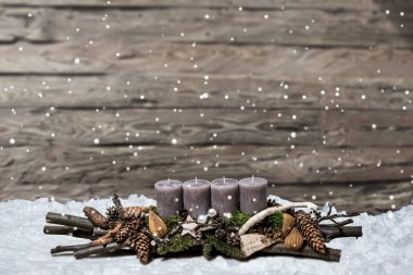 Merry Christmas dekorasyon advent gri mum bulanık arka plan kar metin alanı iletisi yazma