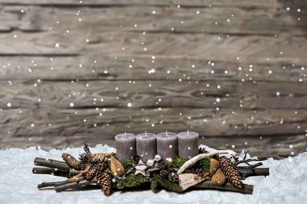 Merry Christmas dekorasyon advent gri mum bulanık arka plan kar metin alanı iletisi yazma