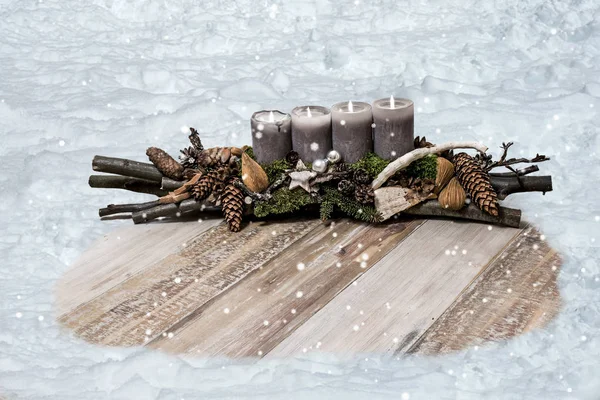 Buon Natale decorazione grigio candela neve foro legno piatto testo messaggio spazio nevicare — Foto Stock